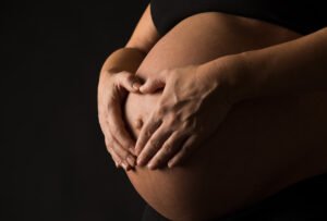 pregnant-belly-photography-fabio-gloor-1-300x203
